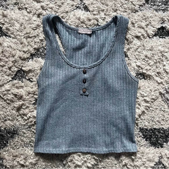 Button cropped tank - Picture 1 of 1